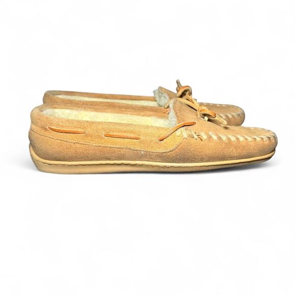 Minnetonka Women’s Sheepskin Lined Moccasin Slippers Size 7 Tan Suede Indoor Out - Picture 4 of 7